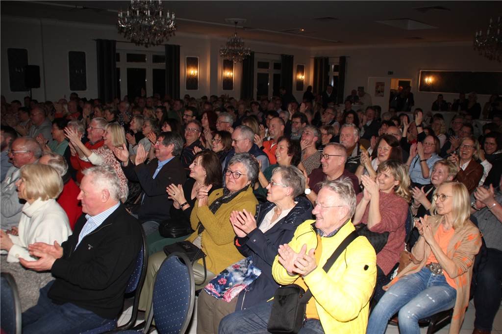 Klatschende Besucher im Publikum