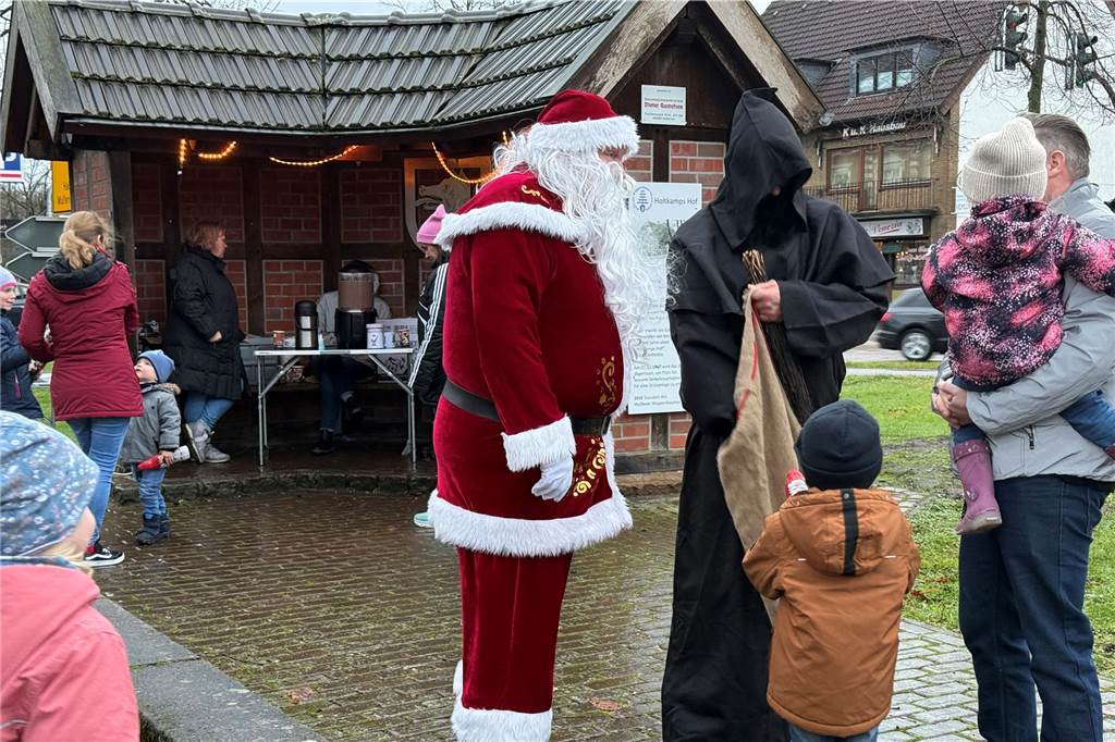 Die vielen Kinder waren zunächst oft ein wenig skeptisch, doch nach einem kurzen Moment ließen sich von dem netten heiligen Mann überzeugen. Sie nahmen am Wulfener Wappenbaum gerne ein kleines Geschenk an und auch die warme Tasse Kakao fand Gefallen. So gab es dann schnelle viele leuchtende Kinderaugen. Ganz nebenbei hatten auch die Älteren ihre Freude, denn so manches Mal wurden auch sie vom Nikolaus spontan überrascht. 