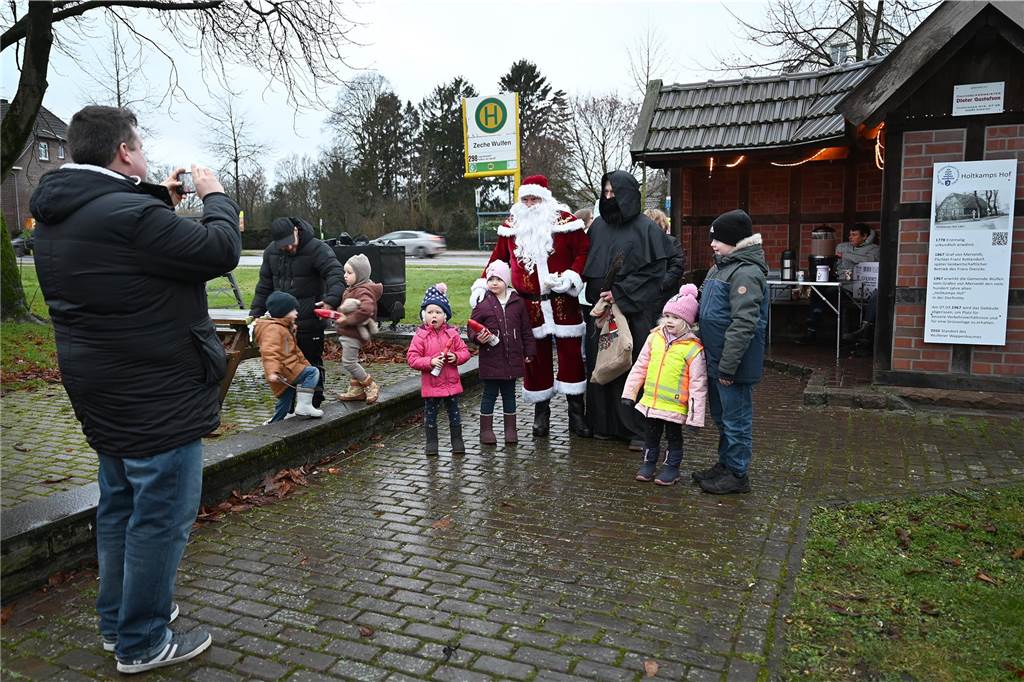 Die vielen Kinder waren zunächst oft ein wenig skeptisch, doch nach einem kurzen Moment ließen sich von dem netten heiligen Mann überzeugen. Sie nahmen am Wulfener Wappenbaum gerne ein kleines Geschenk an und auch die warme Tasse Kakao fand Gefallen. So gab es dann schnelle viele leuchtende Kinderaugen. Ganz nebenbei hatten auch die Älteren ihre Freude, denn so manches Mal wurden auch sie vom Nikolaus spontan überrascht. 