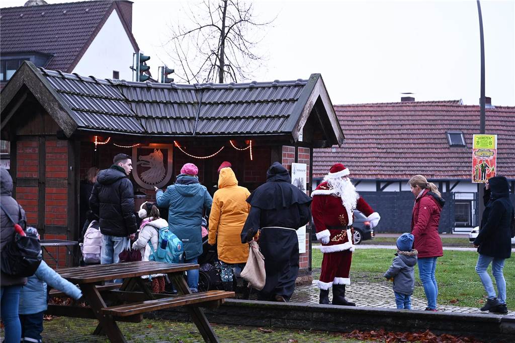 Die vielen Kinder waren zunächst oft ein wenig skeptisch, doch nach einem kurzen Moment ließen sich von dem netten heiligen Mann überzeugen. Sie nahmen am Wulfener Wappenbaum gerne ein kleines Geschenk an und auch die warme Tasse Kakao fand Gefallen. So gab es dann schnelle viele leuchtende Kinderaugen. Ganz nebenbei hatten auch die Älteren ihre Freude, denn so manches Mal wurden auch sie vom Nikolaus spontan überrascht. 