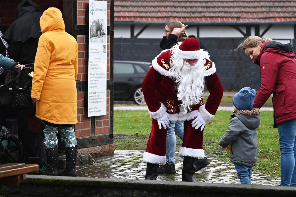 Die vielen Kinder waren zunächst oft ein wenig skeptisch, doch nach einem kurzen Moment ließen sich von dem netten heiligen Mann überzeugen. Sie nahmen am Wulfener Wappenbaum gerne ein kleines Geschenk an und auch die warme Tasse Kakao fand Gefallen. So gab es dann schnelle viele leuchtende Kinderaugen. Ganz nebenbei hatten auch die Älteren ihre Freude, denn so manches Mal wurden auch sie vom Nikolaus spontan überrascht. 