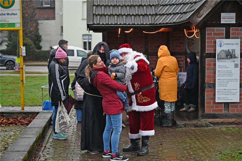 Die vielen Kinder waren zunächst oft ein wenig skeptisch, doch nach einem kurzen Moment ließen sich von dem netten heiligen Mann überzeugen. Sie nahmen am Wulfener Wappenbaum gerne ein kleines Geschenk an und auch die warme Tasse Kakao fand Gefallen. So gab es dann schnelle viele leuchtende Kinderaugen. Ganz nebenbei hatten auch die Älteren ihre Freude, denn so manches Mal wurden auch sie vom Nikolaus spontan überrascht. 