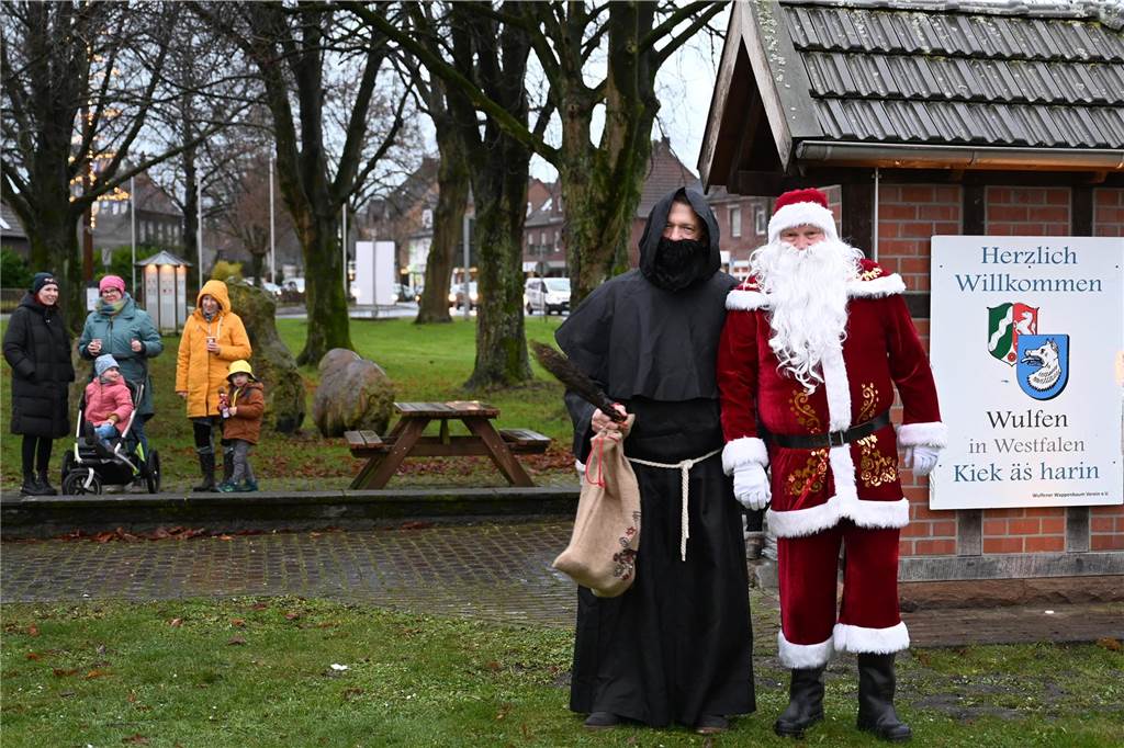 Die vielen Kinder waren zunächst oft ein wenig skeptisch, doch nach einem kurzen Moment ließen sich von dem netten heiligen Mann überzeugen. Sie nahmen am Wulfener Wappenbaum gerne ein kleines Geschenk an und auch die warme Tasse Kakao fand Gefallen. So gab es dann schnelle viele leuchtende Kinderaugen. Ganz nebenbei hatten auch die Älteren ihre Freude, denn so manches Mal wurden auch sie vom Nikolaus spontan überrascht. 