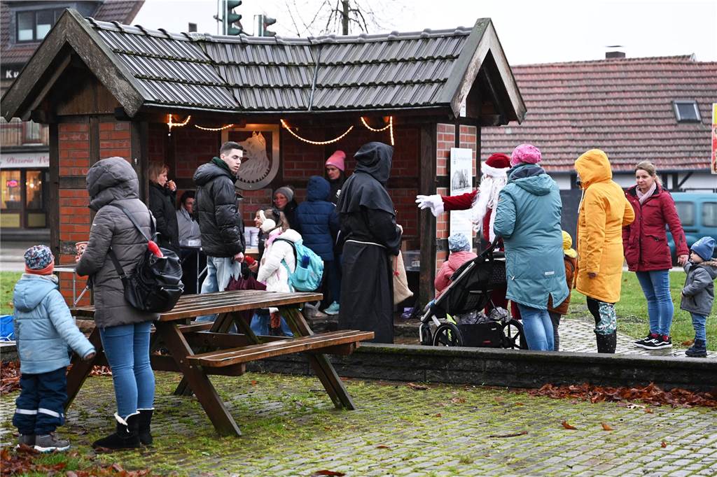 Die vielen Kinder waren zunächst oft ein wenig skeptisch, doch nach einem kurzen Moment ließen sich von dem netten heiligen Mann überzeugen. Sie nahmen am Wulfener Wappenbaum gerne ein kleines Geschenk an und auch die warme Tasse Kakao fand Gefallen. So gab es dann schnelle viele leuchtende Kinderaugen. Ganz nebenbei hatten auch die Älteren ihre Freude, denn so manches Mal wurden auch sie vom Nikolaus spontan überrascht. 