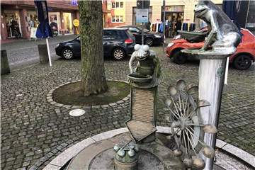 Die vielen parkenden Autos auf dem Froschbrunnenplatz, der „guten Stube" Raesfelds, störten Planerin Sonja Pack-Hast.