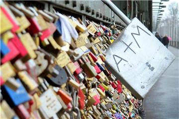 Die vielen tausend Liebesschlösser auf der Kölner Hohenzollernbrücke sind seit langem eine Touristenattraktion. Nun wurden einige von ihnen abmontiert - aus Sicherheitsgründen. Foto: Maximilian Haupt