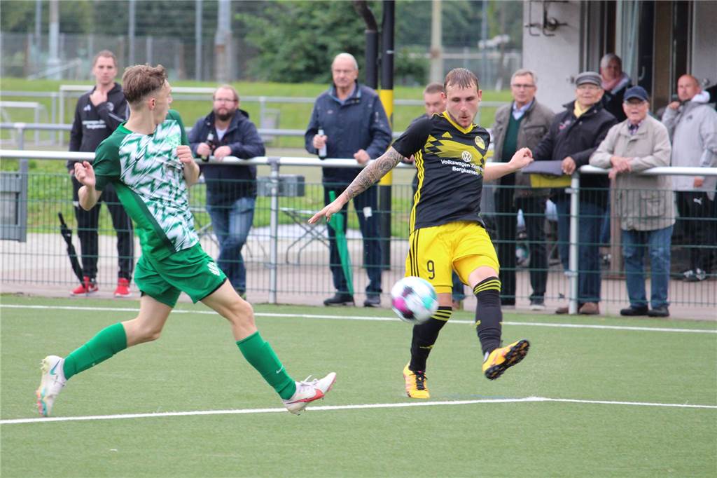 Brüder-Duo bei TuRa Bergkamen vereint: Kaiseraus Lukas Manka wird die Kabinen-Partys vermissen Die vielleicht wichtigste Vorlage der Saison: Lukas Manka (r.) bereitet am 1. Spieltag gegen die SG Welper das späte 2:2 durch Niklas Wagner vor.