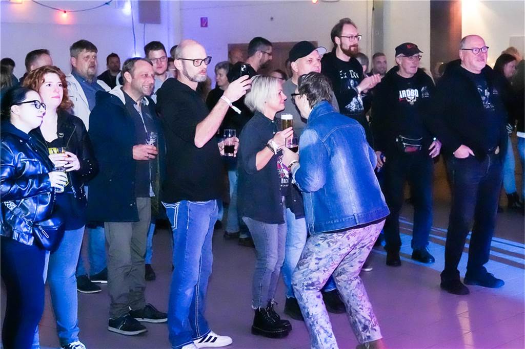 Die vier Bands Copyright, Falten/Rock, Sixpack und Green Devise lieferten bei "Rock in der Halle" bei Terhörne in Südlohn ab. Viele Gäste, gute Stimmung und das alles für den guten Zweck - es war ein gelungener Abend.