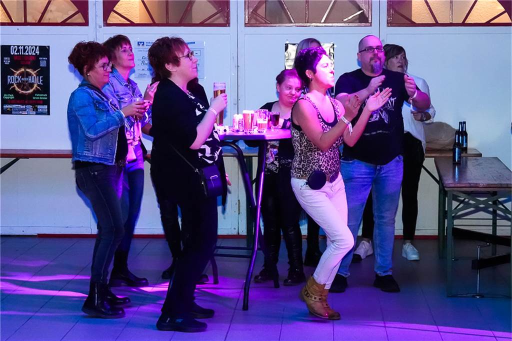 Die vier Bands Copyright, Falten/Rock, Sixpack und Green Devise lieferten bei "Rock in der Halle" bei Terhörne in Südlohn ab. Viele Gäste, gute Stimmung und das alles für den guten Zweck - es war ein gelungener Abend.