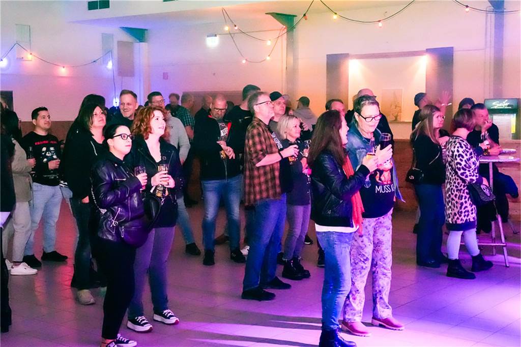 Die vier Bands Copyright, Falten/Rock, Sixpack und Green Devise lieferten bei "Rock in der Halle" bei Terhörne in Südlohn ab. Viele Gäste, gute Stimmung und das alles für den guten Zweck - es war ein gelungener Abend.