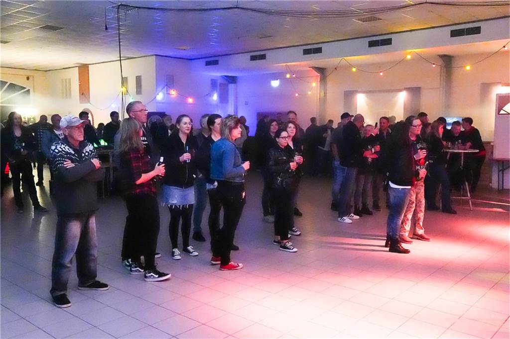 Die vier Bands Copyright, Falten/Rock, Sixpack und Green Devise lieferten bei "Rock in der Halle" bei Terhörne in Südlohn ab. Viele Gäste, gute Stimmung und das alles für den guten Zweck - es war ein gelungener Abend.