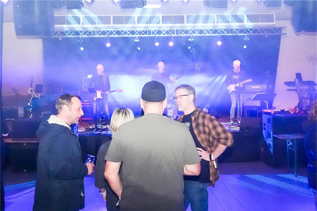Die vier Bands Copyright, Falten/Rock, Sixpack und Green Devise lieferten bei "Rock in der Halle" bei Terhörne in Südlohn ab. Viele Gäste, gute Stimmung und das alles für den guten Zweck - es war ein gelungener Abend.