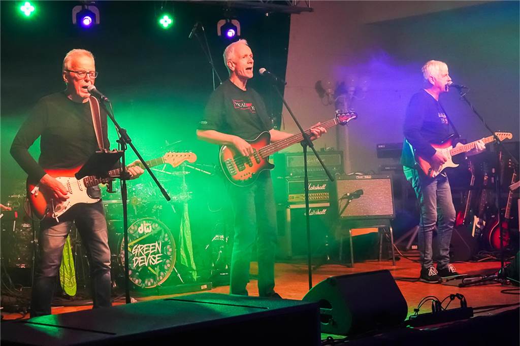 Die vier Bands Copyright, Falten/Rock, Sixpack und Green Devise lieferten bei "Rock in der Halle" bei Terhörne in Südlohn ab. Viele Gäste, gute Stimmung und das alles für den guten Zweck - es war ein gelungener Abend.