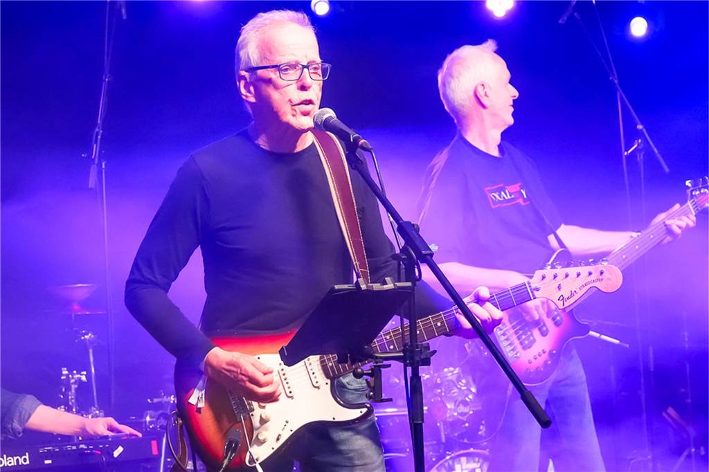 Die vier Bands Copyright, Falten/Rock, Sixpack und Green Devise lieferten bei "Rock in der Halle" bei Terhörne in Südlohn ab. Viele Gäste, gute Stimmung und das alles für den guten Zweck - es war ein gelungener Abend.