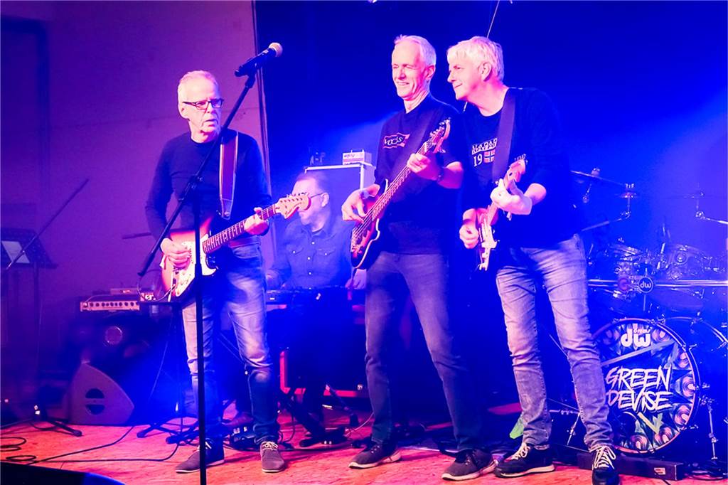Die vier Bands Copyright, Falten/Rock, Sixpack und Green Devise lieferten bei "Rock in der Halle" bei Terhörne in Südlohn ab. Viele Gäste, gute Stimmung und das alles für den guten Zweck - es war ein gelungener Abend.