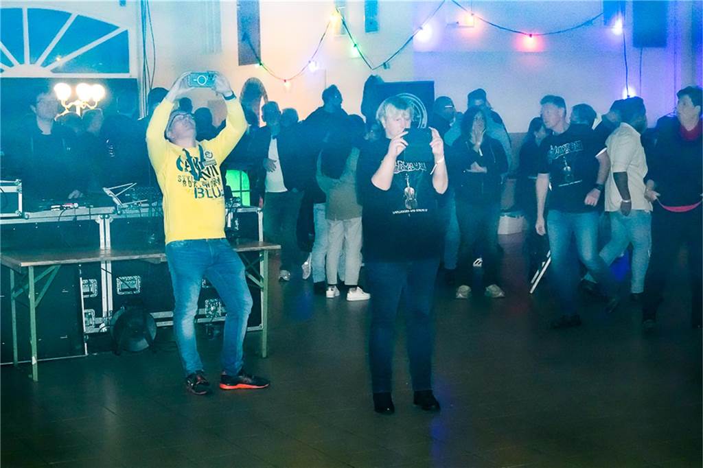 Die vier Bands Copyright, Falten/Rock, Sixpack und Green Devise lieferten bei "Rock in der Halle" bei Terhörne in Südlohn ab. Viele Gäste, gute Stimmung und das alles für den guten Zweck - es war ein gelungener Abend.