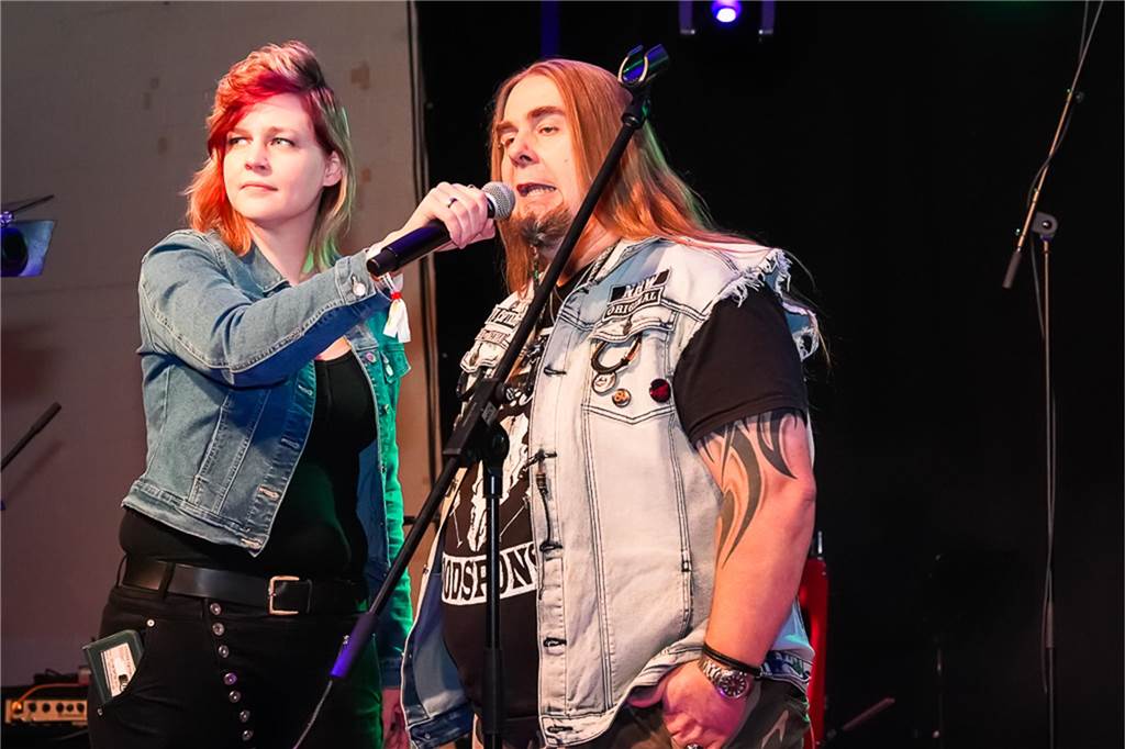 Die vier Bands Copyright, Falten/Rock, Sixpack und Green Devise lieferten bei "Rock in der Halle" bei Terhörne in Südlohn ab. Viele Gäste, gute Stimmung und das alles für den guten Zweck - es war ein gelungener Abend.