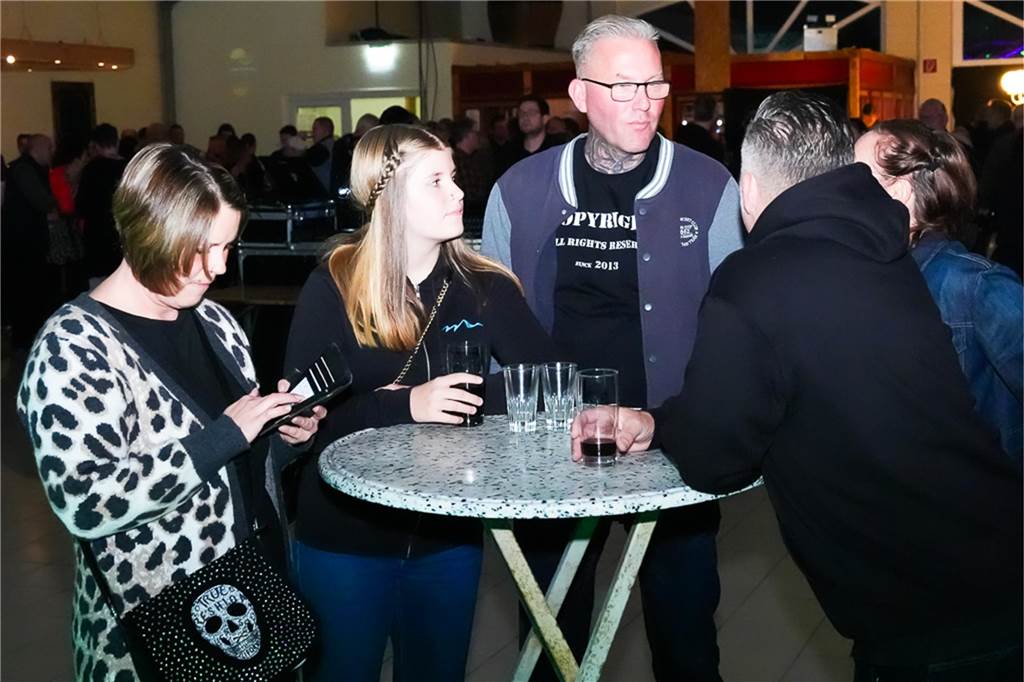 Die vier Bands Copyright, Falten/Rock, Sixpack und Green Devise lieferten bei "Rock in der Halle" bei Terhörne in Südlohn ab. Viele Gäste, gute Stimmung und das alles für den guten Zweck - es war ein gelungener Abend.