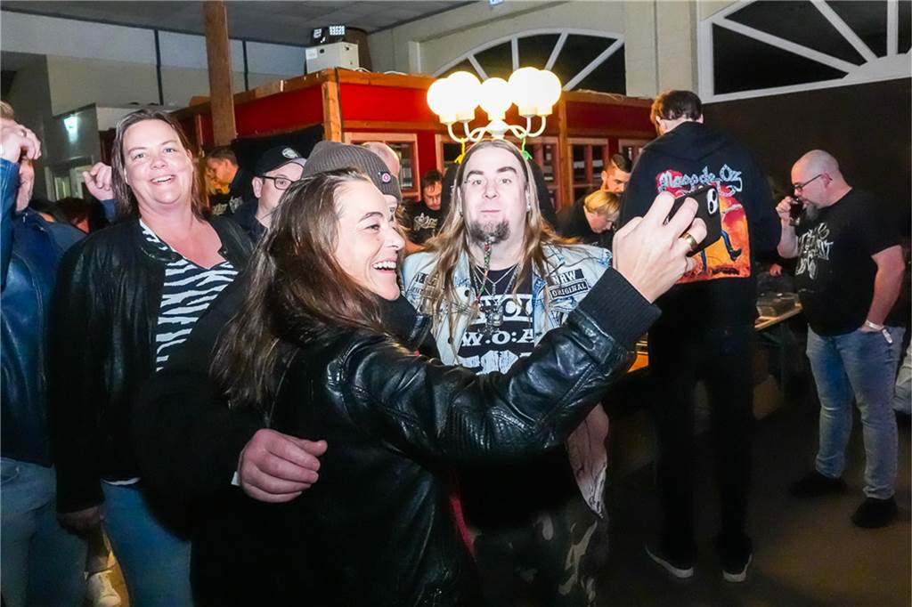 Die vier Bands Copyright, Falten/Rock, Sixpack und Green Devise lieferten bei "Rock in der Halle" bei Terhörne in Südlohn ab. Viele Gäste, gute Stimmung und das alles für den guten Zweck - es war ein gelungener Abend.