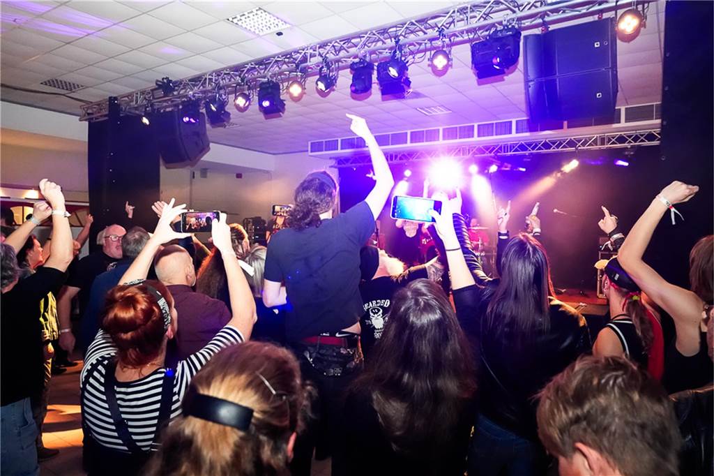 Die vier Bands Copyright, Falten/Rock, Sixpack und Green Devise lieferten bei "Rock in der Halle" bei Terhörne in Südlohn ab. Viele Gäste, gute Stimmung und das alles für den guten Zweck - es war ein gelungener Abend.