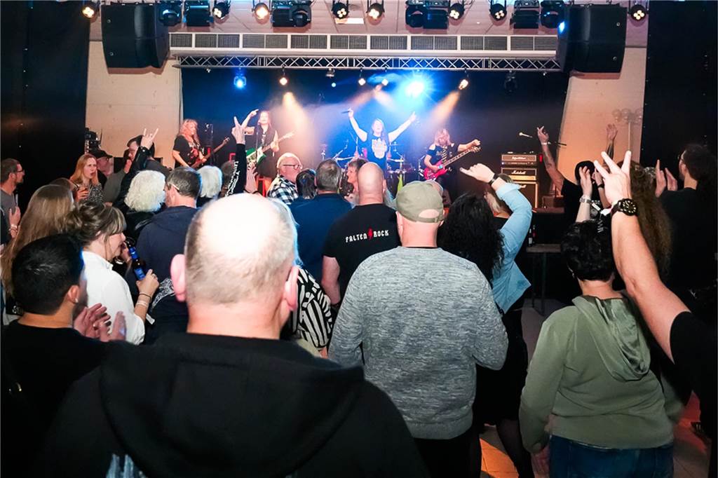 Die vier Bands Copyright, Falten/Rock, Sixpack und Green Devise lieferten bei "Rock in der Halle" bei Terhörne in Südlohn ab. Viele Gäste, gute Stimmung und das alles für den guten Zweck - es war ein gelungener Abend.