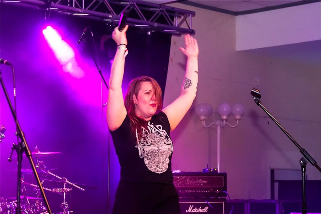Die vier Bands Copyright, Falten/Rock, Sixpack und Green Devise lieferten bei "Rock in der Halle" bei Terhörne in Südlohn ab. Viele Gäste, gute Stimmung und das alles für den guten Zweck - es war ein gelungener Abend.