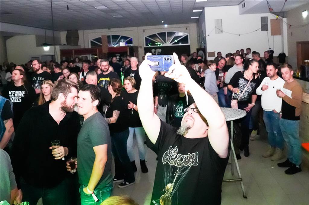 Die vier Bands Copyright, Falten/Rock, Sixpack und Green Devise lieferten bei "Rock in der Halle" bei Terhörne in Südlohn ab. Viele Gäste, gute Stimmung und das alles für den guten Zweck - es war ein gelungener Abend.