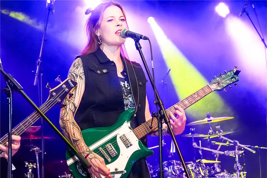 Die vier Bands Copyright, Falten/Rock, Sixpack und Green Devise lieferten bei "Rock in der Halle" bei Terhörne in Südlohn ab. Viele Gäste, gute Stimmung und das alles für den guten Zweck - es war ein gelungener Abend.