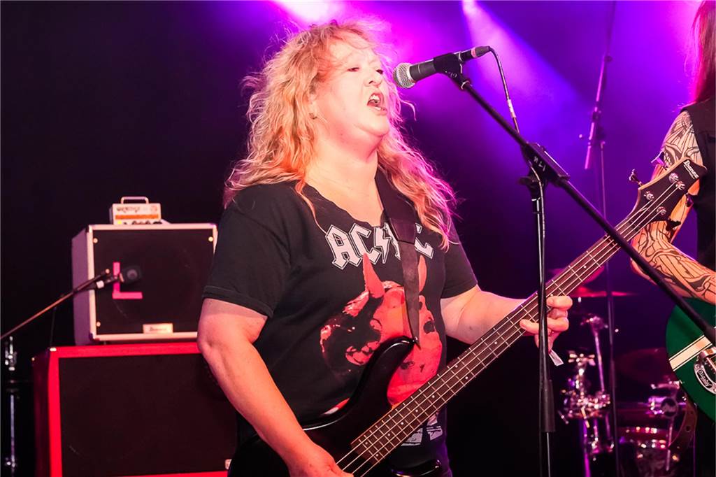 Die vier Bands Copyright, Falten/Rock, Sixpack und Green Devise lieferten bei "Rock in der Halle" bei Terhörne in Südlohn ab. Viele Gäste, gute Stimmung und das alles für den guten Zweck - es war ein gelungener Abend.