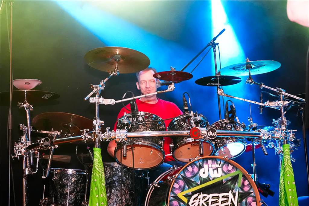 Die vier Bands Copyright, Falten/Rock, Sixpack und Green Devise lieferten bei "Rock in der Halle" bei Terhörne in Südlohn ab. Viele Gäste, gute Stimmung und das alles für den guten Zweck - es war ein gelungener Abend.