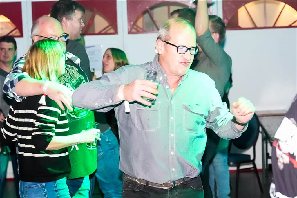 Die vier Bands Copyright, Falten/Rock, Sixpack und Green Devise lieferten bei "Rock in der Halle" bei Terhörne in Südlohn ab. Viele Gäste, gute Stimmung und das alles für den guten Zweck - es war ein gelungener Abend.