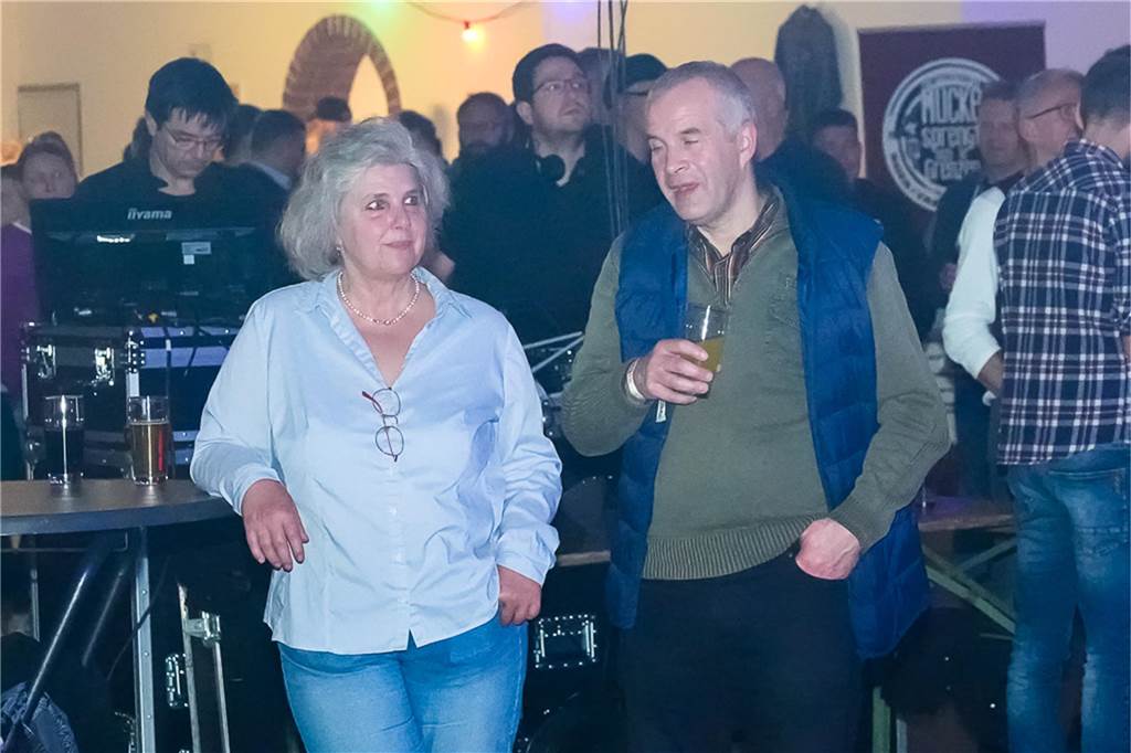 Die vier Bands Copyright, Falten/Rock, Sixpack und Green Devise lieferten bei "Rock in der Halle" bei Terhörne in Südlohn ab. Viele Gäste, gute Stimmung und das alles für den guten Zweck - es war ein gelungener Abend.