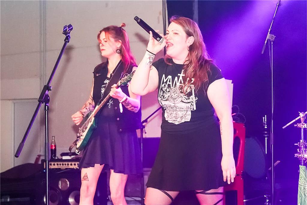 Die vier Bands Copyright, Falten/Rock, Sixpack und Green Devise lieferten bei "Rock in der Halle" bei Terhörne in Südlohn ab. Viele Gäste, gute Stimmung und das alles für den guten Zweck - es war ein gelungener Abend.