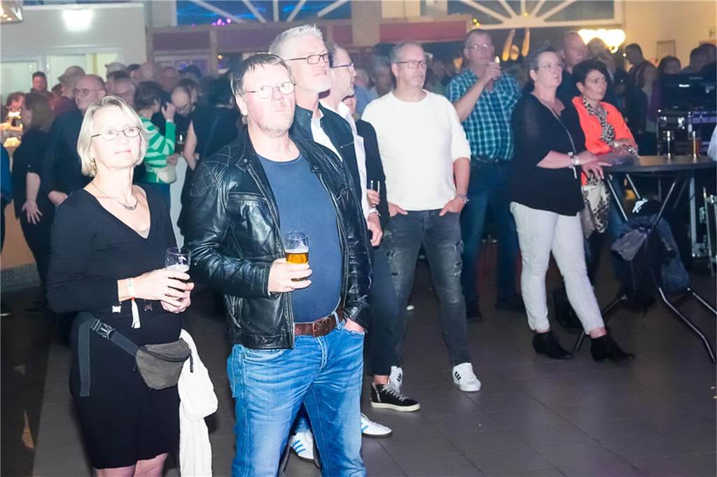 Die vier Bands Copyright, Falten/Rock, Sixpack und Green Devise lieferten bei "Rock in der Halle" bei Terhörne in Südlohn ab. Viele Gäste, gute Stimmung und das alles für den guten Zweck - es war ein gelungener Abend.