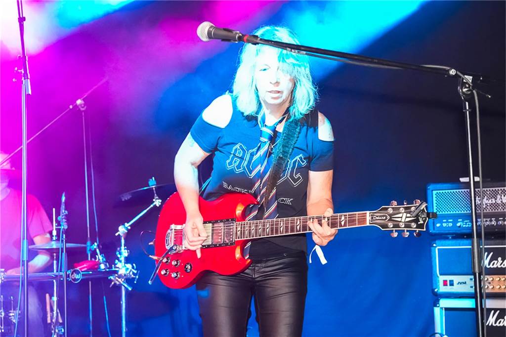 Die vier Bands Copyright, Falten/Rock, Sixpack und Green Devise lieferten bei "Rock in der Halle" bei Terhörne in Südlohn ab. Viele Gäste, gute Stimmung und das alles für den guten Zweck - es war ein gelungener Abend.