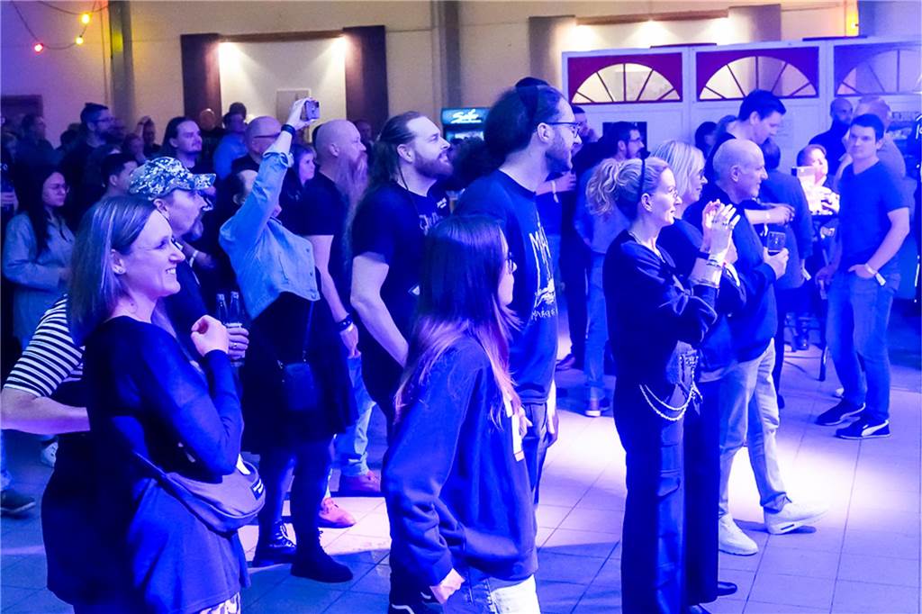 Die vier Bands Copyright, Falten/Rock, Sixpack und Green Devise lieferten bei "Rock in der Halle" bei Terhörne in Südlohn ab. Viele Gäste, gute Stimmung und das alles für den guten Zweck - es war ein gelungener Abend.
