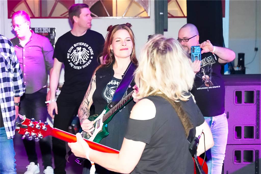 Die vier Bands Copyright, Falten/Rock, Sixpack und Green Devise lieferten bei "Rock in der Halle" bei Terhörne in Südlohn ab. Viele Gäste, gute Stimmung und das alles für den guten Zweck - es war ein gelungener Abend.