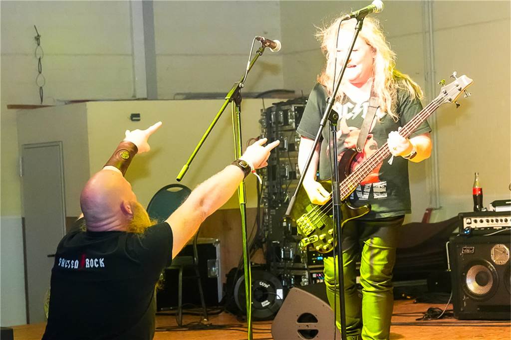Die vier Bands Copyright, Falten/Rock, Sixpack und Green Devise lieferten bei "Rock in der Halle" bei Terhörne in Südlohn ab. Viele Gäste, gute Stimmung und das alles für den guten Zweck - es war ein gelungener Abend.