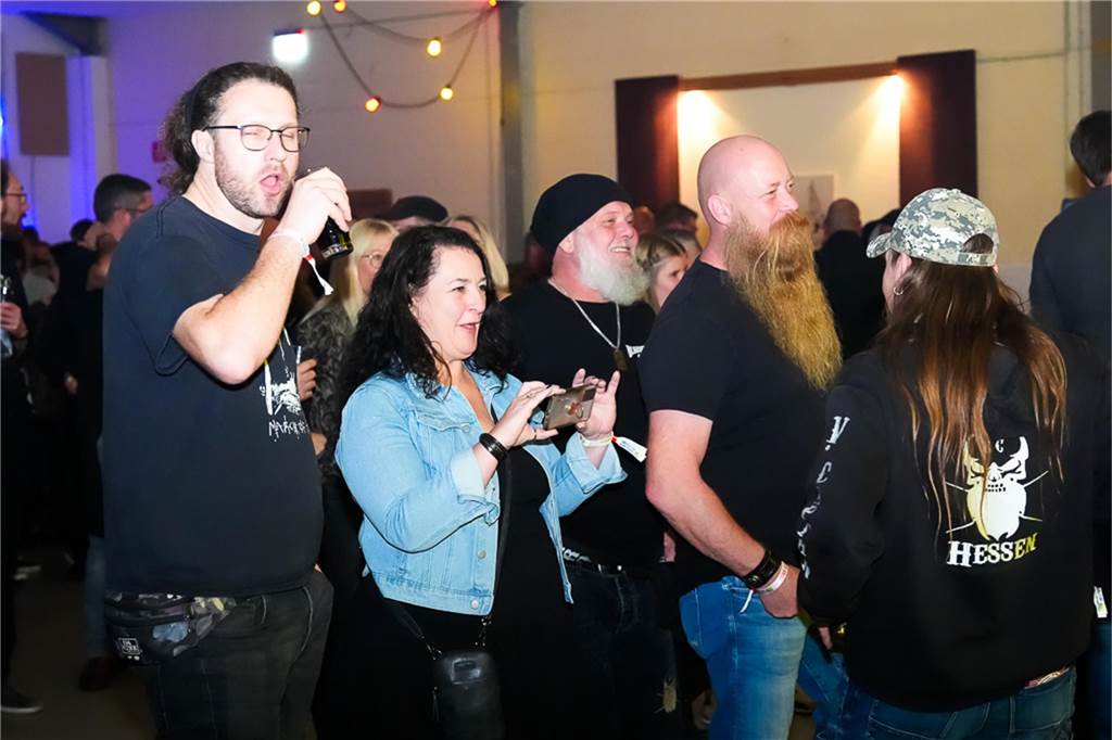 Die vier Bands Copyright, Falten/Rock, Sixpack und Green Devise lieferten bei "Rock in der Halle" bei Terhörne in Südlohn ab. Viele Gäste, gute Stimmung und das alles für den guten Zweck - es war ein gelungener Abend.