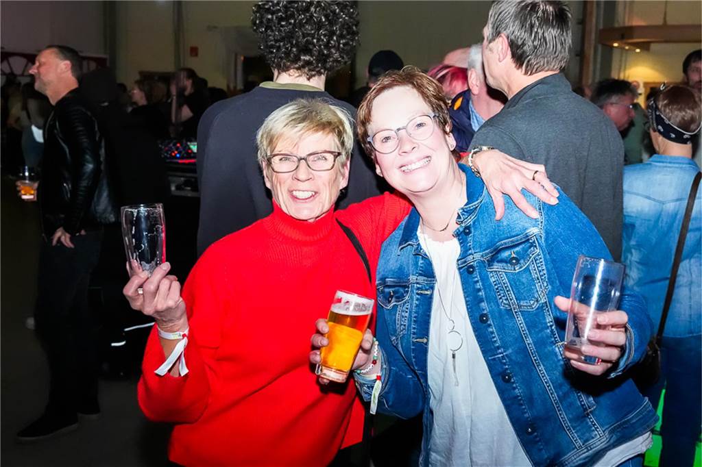 Die vier Bands Copyright, Falten/Rock, Sixpack und Green Devise lieferten bei "Rock in der Halle" bei Terhörne in Südlohn ab. Viele Gäste, gute Stimmung und das alles für den guten Zweck - es war ein gelungener Abend.