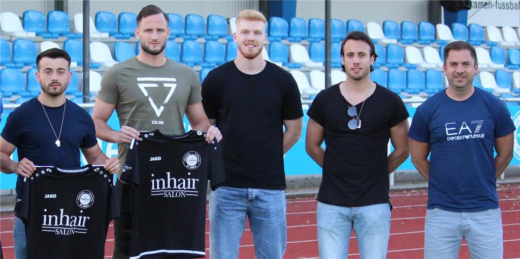 Sportchef der Hammer SpVg ignorierte U23-Spieler: Jetzt startet Leon Schneider beim VfL Kamen durch Die vier externen Neuzugänge des VfL Kamen: (v.l.) Emre Demir (IG Bönen), Rene Lindner (RW Ahlen), Leon Schneider (Hammer SpVg U23) und Kadir Kopuz neben dem Trainer Sebastian Laub.