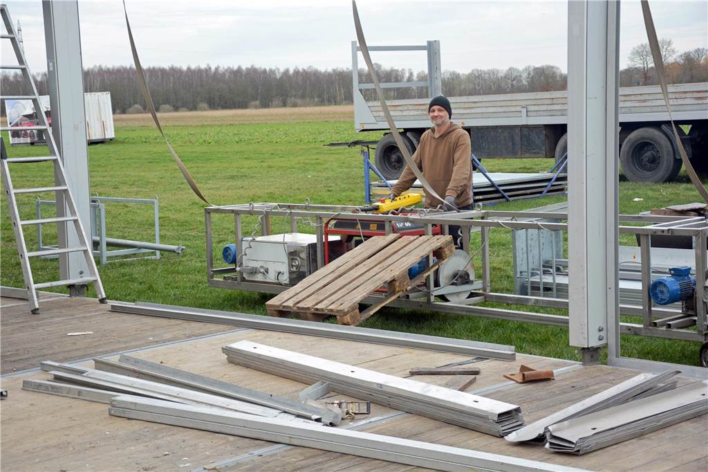 Aufbauarbeiten bei Karpaten laufen: Nur noch drei Wochen bis zum Start Die vier Hauptzelte von Karpaten werden in den nächsten Tagen aufgebaut sein, dann wird eine Woche vor Start noch die Thekentechnik verlegt.