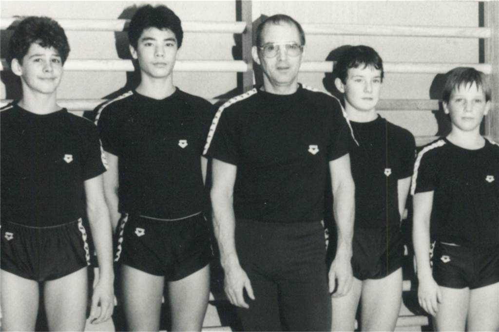 Wie der Vater so der Sohn – Brambauers erfolgreichster Turntrainer wird 80 Jahre alt Die vier Kaderturner mit ihrem Trainer um 1989.