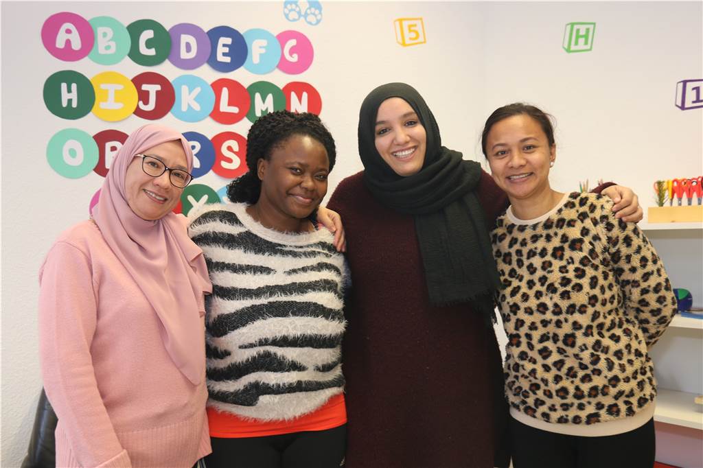Haus für Afrika: Werner Toni Tuklan baut neue Anlaufstelle für afrikanische Gemeinde mit auf Die vier Mitarbeiterinnen Nadia Zonair, Mukundu Tapiwa, Yasmina Chardal und Grean Semelle (v.l.) kümmern sich um die Kinderbetreuung im Afrikahaus.