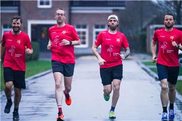 Die vier Sternläufer (von links) im flamingofarbenen Trikot: Jens Laurich, Raphael Kampshoff, Simon Lechtenberg und Stefan Nagenborg.