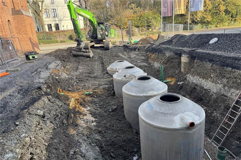 Erlebnisreich-Campus: Neue Pflanzinseln bekommen Wasser aus Zisternen Bagger und vier Zisternen am Erlebnisreich-Campus in Lünen