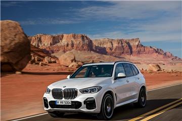 Die vierte Auflage des X5 bringt BMW im November an den Start. Unter anderem die größere Niere und serienmäßige LED-Scheinwerfer kennzeichnen das Auto. Foto: BMW