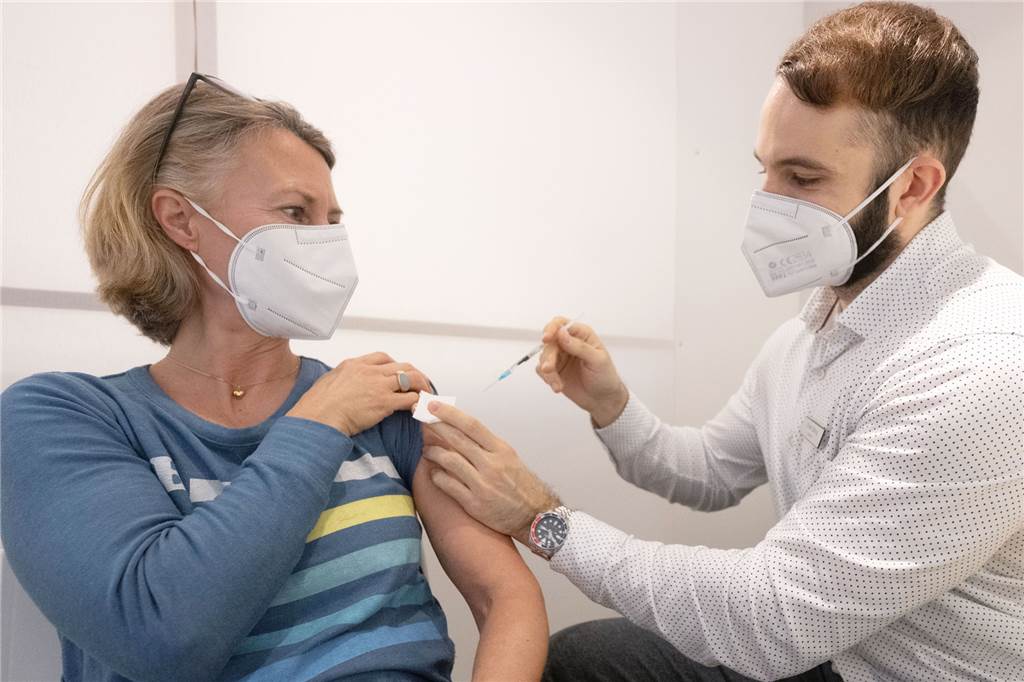 Volle Arztpraxen in Haltern: Dr. Astrid Keller erklärt, woran es liegt Ein Arzt impft eine Frau gegen das Corona-Virus.
