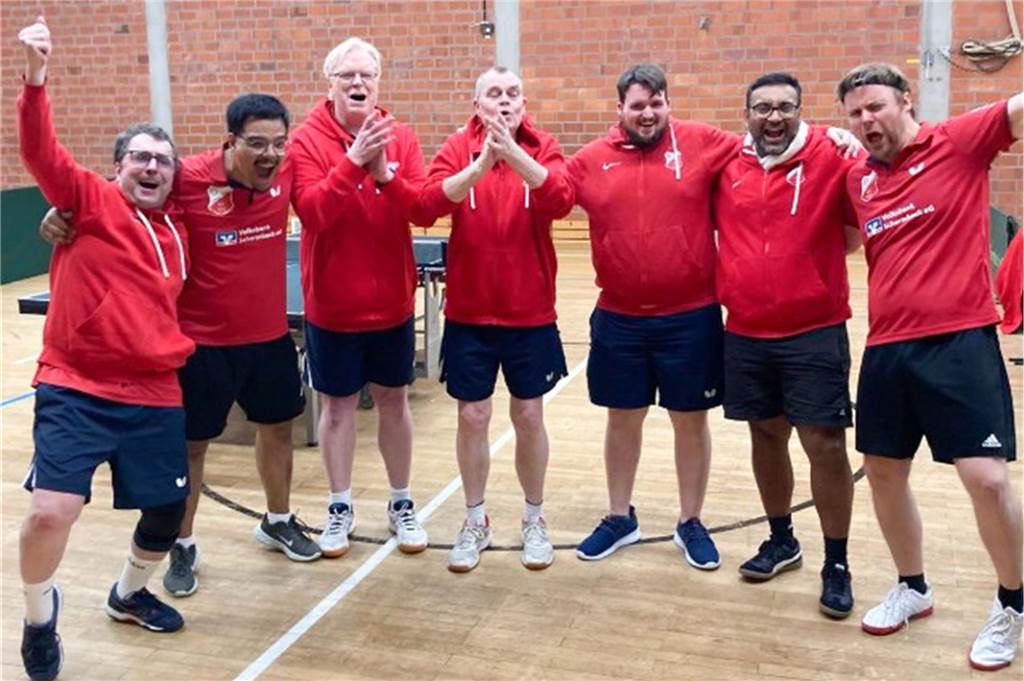 Spieler des SV Schermbeck IV feiern den Aufstieg in die 1. Tischtennis-Bezirksklasse