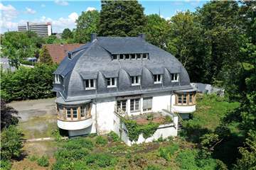 Die Villa Urbahn aus der Drohnenperspektive: Eigentlich sollte im August umgebaut werden, doch die Arbeiten stocken. 